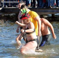 Velden Neujahrschwimmen im Casino Bad 25   Foto Hermann Sobe